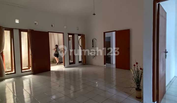 For Sale or Rent Comfortable House in Beautiful Holis Indah 2 Park For Sale or Rent Comfortable House in Beautiful Holis Indah 2 Park