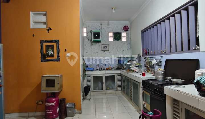 Rumah Besar 3 Lantai di Singgasana Pradana 2