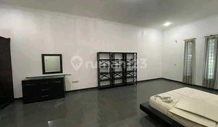 The house has a swimming pool in Geger Kalong Hilir. 2