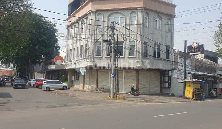 For Rent: 4-Story Ex-Restaurant Shop House on Kembar Street, Cirebon 2