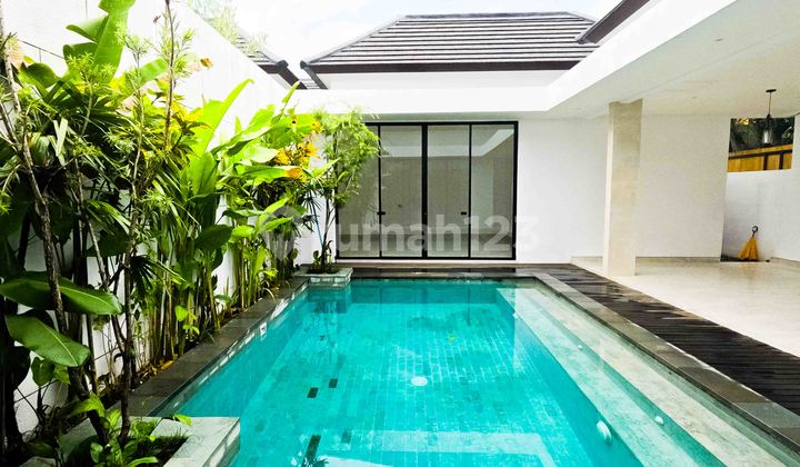 3-bedroom villa near Shishi night club and Petitenget beach. 3-bedroom villa near Shishi night club and Petitenget beach.