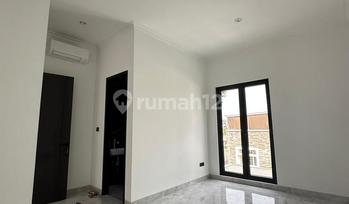 FOR SALE *BRAND NEW MODERN CLASSIC AVANI, BSD*  
Land Area: 234 m²  
Building Area: 300 m²  
Bedrooms: 4+1  
Bathrooms: 5+1  
Master Bathroom Sanitary: GROHE brand  
All Sanitary: TOTO brand  
Dirty Kitchen  
Clean Kitchen  
Kitchen Set  
Air Conditioner: Daikin brand, 7 units  
Carport: 2 cars  
Electricity: 5500 Watt 2