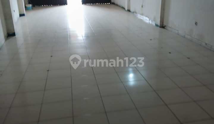 Ruko 3 ¹/² Lantai dengan Bangunan Roof Top di Jalan Raya Narogong