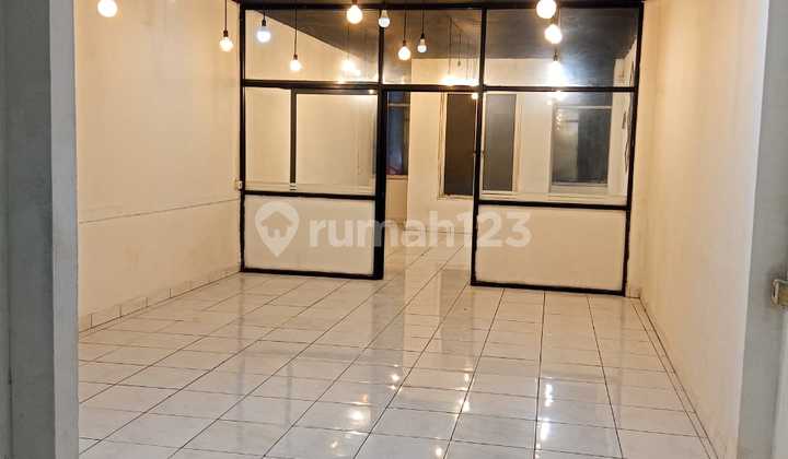 Ruko Bangunan Bagus 3,5 Lantai di Tebet. Jakarta Selatan