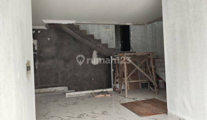 Rumah 3 Lantai split level minimalis modern dalam cluster 2