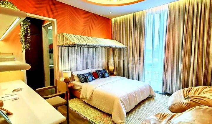 Rumah Mewah Dengan Ceiling Tinggi & Cahaya Natural