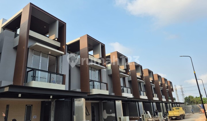 Dijual Rumah 3 Lantai Lokasi Strategis Dekat Akses Toll Dan Rs Mandaya 1