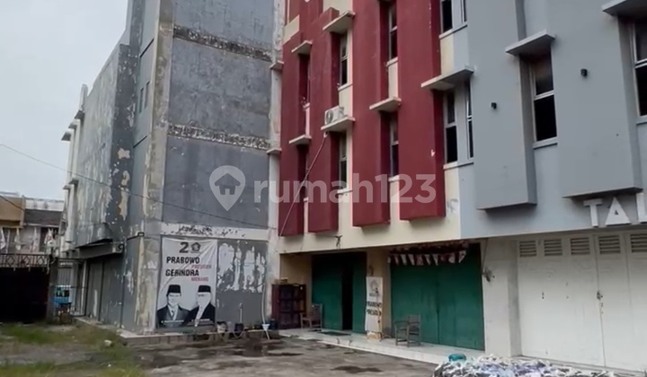 For Sale/Rent 4-Story Shop House in Pekalipan Street Shop House Complex, Cirebon
