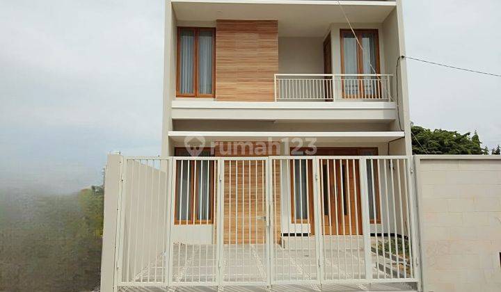tampak depan rumah bagus minmalis 2 lantai