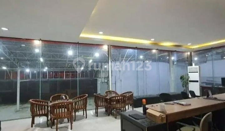 Bangunan Showroom Lokasi Strategis di Jurumudi Tangerang