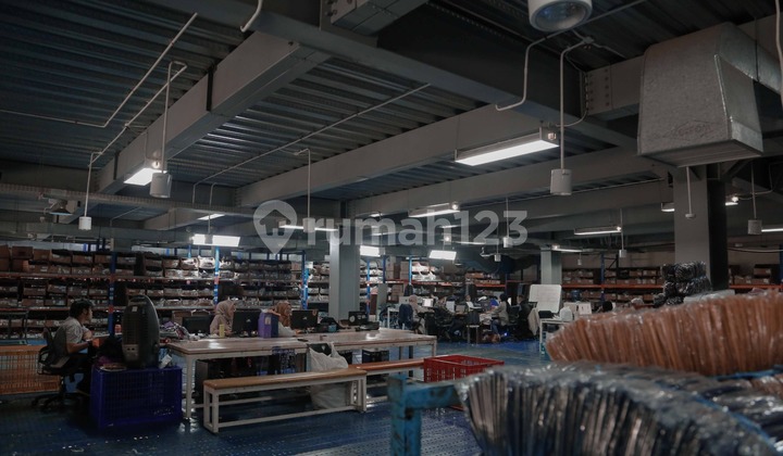 Warehouse with a Rare Strategic Location in Cigondewah, Bandung.