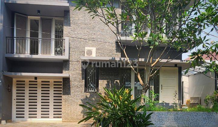 Rumah 3 Lantai Bagus Semi Furnished di Bsd Giri Loka, Tangerang Sudah Renovasi 1