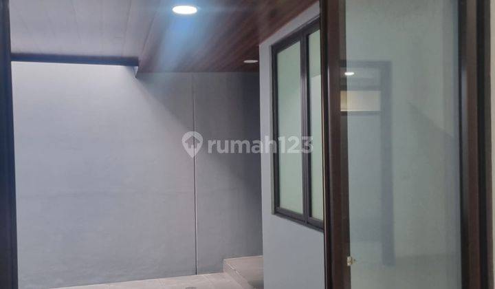 Rumah 2 Lantai Sudah Renovasi Unfurnished SHM di BSD Eminent, Tangerang 2