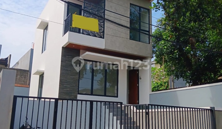 Rumah Desain Bagus 2 Lantai Lokasi di Bintaro