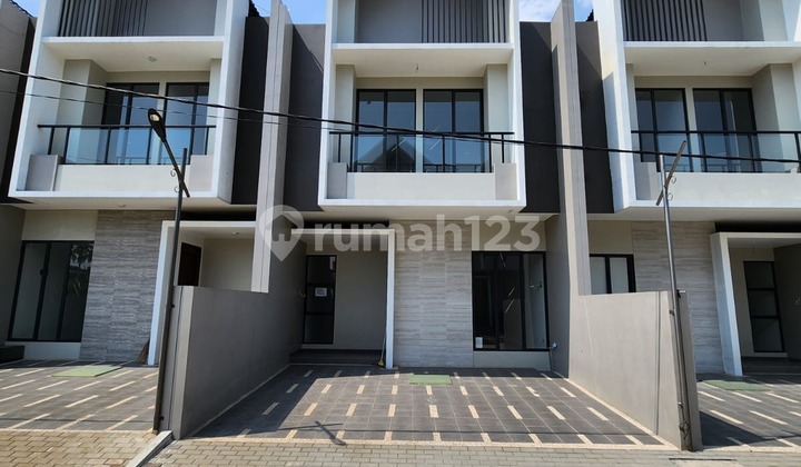 Rumah Desain Modern 2 Lantai di Batununggal Indah