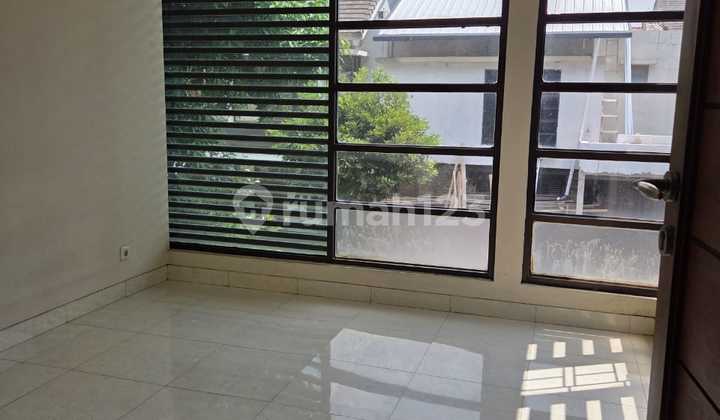 Sewa Rumah Bagus Luas 135M2, 2 Lantai di Emerald Bintaro