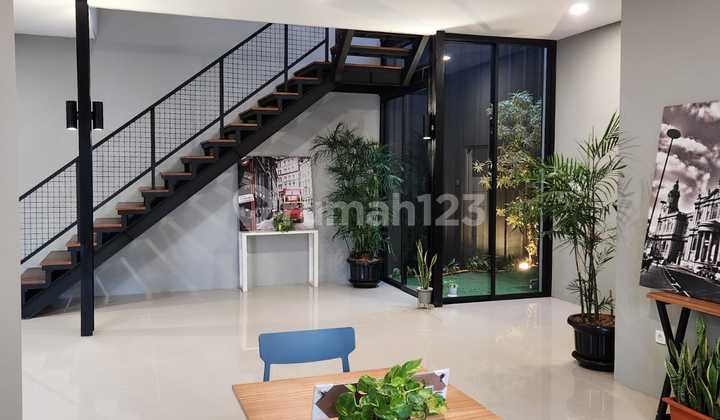 Rumah Desain Modern di Nusaloka Serpong
