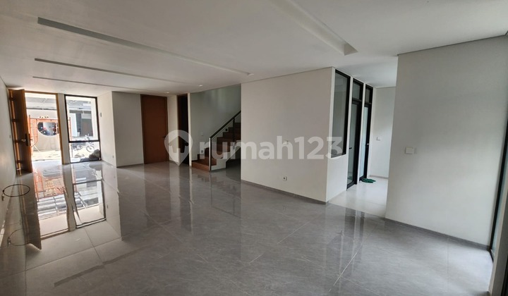 Rumah 3 Lantai Ada Kolam Renang di Setra Duta Lavida 2