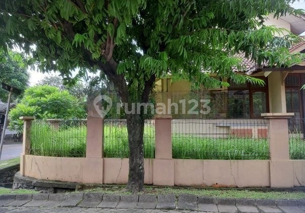 Di Jual Rumah Hoek Luas di Kemang Pratama
