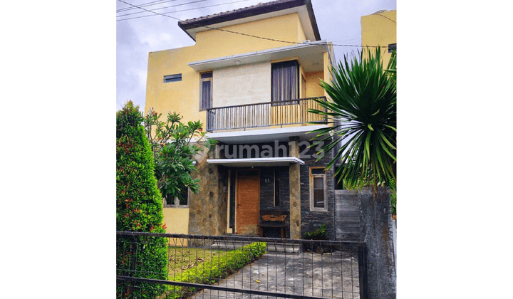 Beautiful Villa-like House With Spacious Yard in Pemogan Denpasar 1