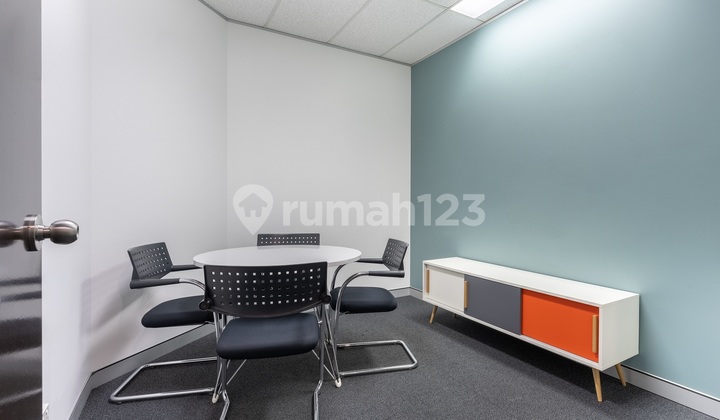Ruang kantor profesional di Regus Singosari dengan jangka waktu yang sepenuhnya fleksibel_3 Workstations Office
