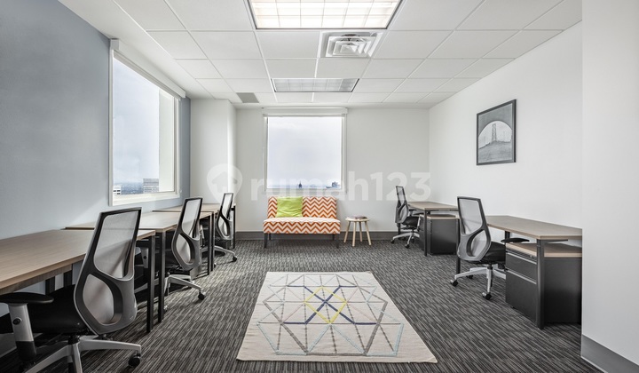 Ruang kantor pribadi berlayanan lengkap untuk Anda dan tim di HQ Menara BTPN_3 Workstations Office