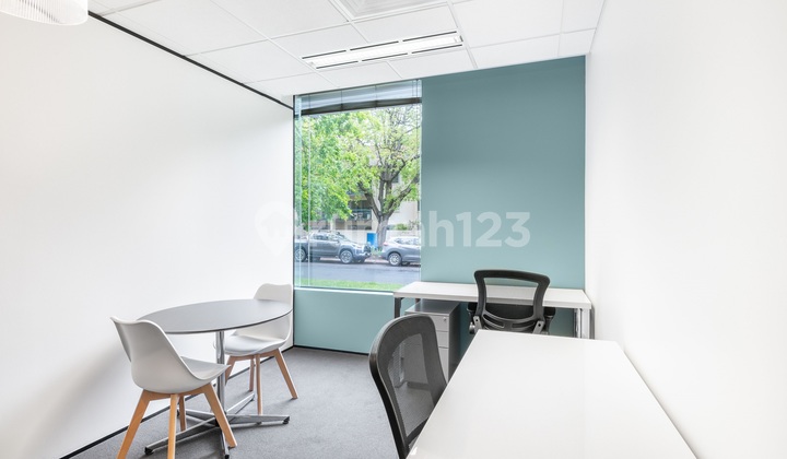 Ruang kantor pribadi berlayanan lengkap untuk Anda dan tim di Regus Tangerang, Graha Anabatic_3 Workstations Office