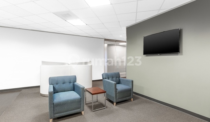 Private office space for 3 people at Regus Menara Palma Simatupang_3 Workstations Office