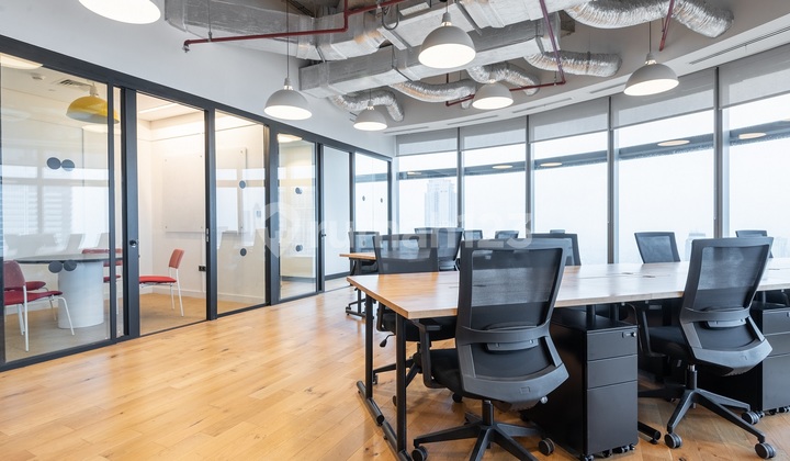 Ruang kantor pribadi berlayanan lengkap untuk Anda dan tim di Signature Menara Astra_3 Workstations Office 2