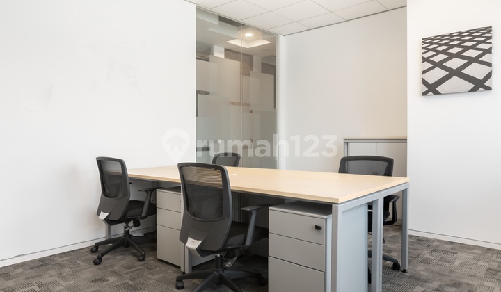 Ruang kantor pribadi berlayanan lengkap untuk Anda dan tim di Regus Prudential Centre_4 Workstations Office