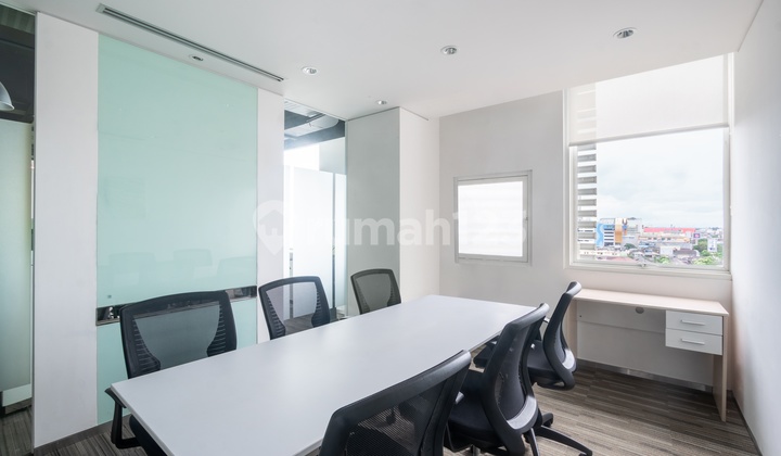 Ruang kantor pribadi berlayanan lengkap untuk Anda dan tim di Regus Panin Tower_3 Workstations Office