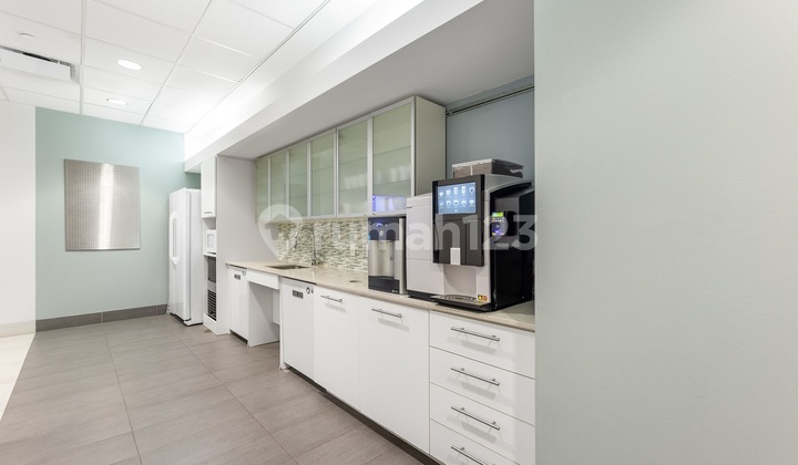 Ruang kantor profesional di Regus Singosari dengan jangka waktu yang sepenuhnya fleksibel_3 Workstations Office 8