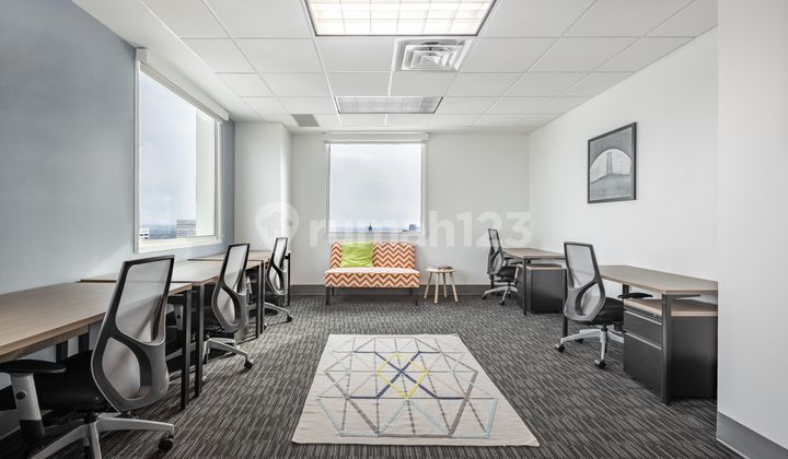 Temukan ruang kantor di HQ Mega Office Park untuk 4 orang dengan layanan siap pakai_4 Workstations Office