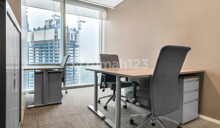 Akses satu harga ke ruang kantor profesional untuk 3 orang di Regus Menara BCA Grand_3 Workstations Office