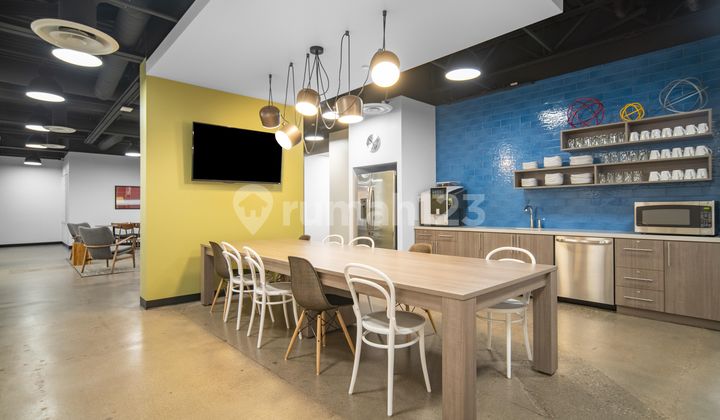 Ruang kantor pribadi berlayanan lengkap untuk Anda dan tim di Regus Pakuwon Centre_2 Workstations Office 5