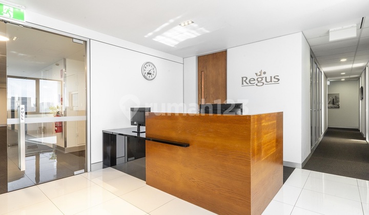 Ruang coworking di Regus GKM Green Tower Ruang coworking di Regus GKM Green Tower