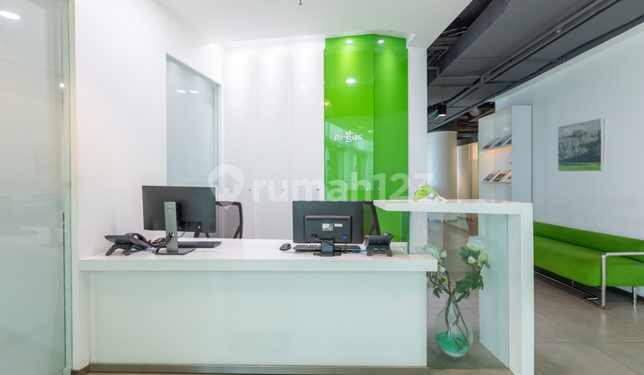 Ruang kantor pribadi berlayanan lengkap untuk Anda dan tim di Regus The Vida_2 Workstations Office