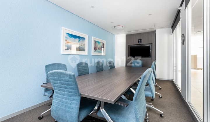 Private office space for 3 people at Regus Menara Palma Simatupang_3 Workstations Office