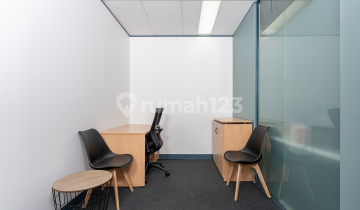 Ruang kantor profesional di Regus Singosari dengan jangka waktu yang sepenuhnya fleksibel_3 Workstations Office