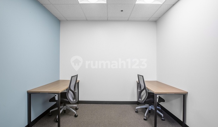 Ruang kantor pribadi berlayanan lengkap untuk Anda dan tim di HQ Menara BTPN_3 Workstations Office