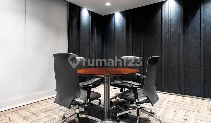 Ruang kantor pribadi untuk 4 orang di Regus WTC 5_4 Workstations Office