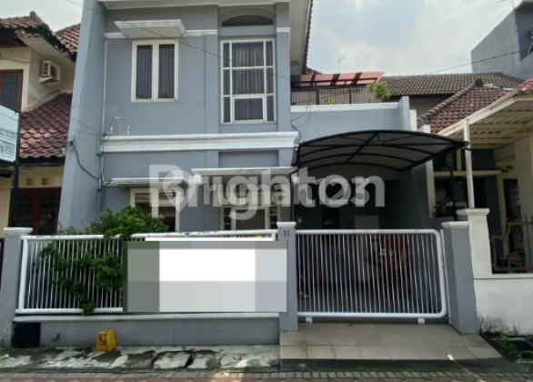 RUMAH 2 LANTAI LOKASI PREMIUM STRATEGIS DAN MUDAH DIAKSES BAGUS TERAWAT RUNGKUT ASRI TENGAH SURABAYA