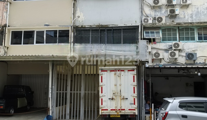 Ruko Mangga Besar Suitable for Any Business and More Suitable as a Boarding House Ruko Mangga Besar Suitable for Any Business and More Suitable as a Boarding House