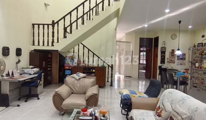 Rumah Mewah di Area Jelambar Lingkungan Nyaman Luas Bangunan 300