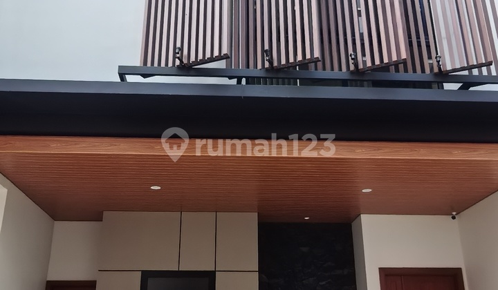 Rumah Di Palmerah Jakarta Barat 100% Baru Fasilitas Lift Di Dlm Rumah Berada Di Dalam Komplek Cluster Ada 8 Unit.harga Dr 7,25m-7,5m