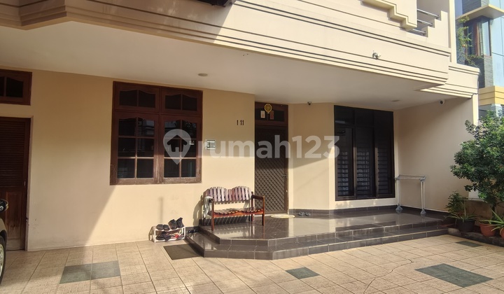 Rumah Mewah di Jelambar Lingkungan Elite