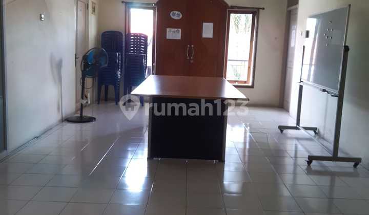 Cocok untuk Tempat Kost / Guest House / Keluarga Besar Rumah 2 Lantai Lokasi Strategis Bebas Banjir Lingkungan Nyaman SHM Bsd 2