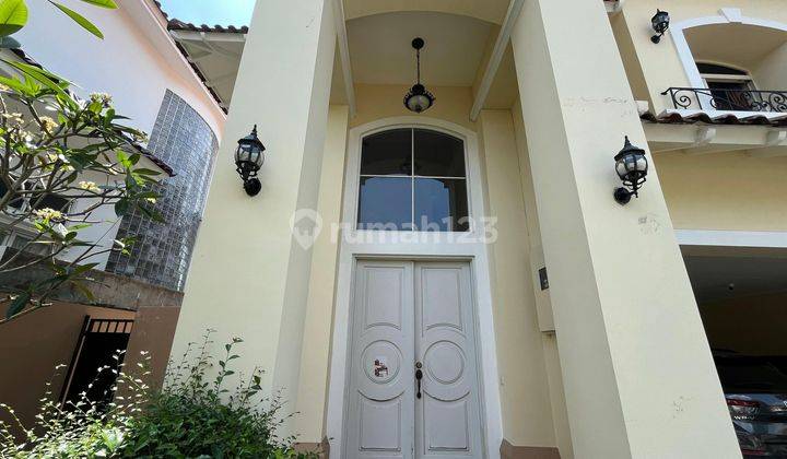 tampak depan rumah murah luas di taman