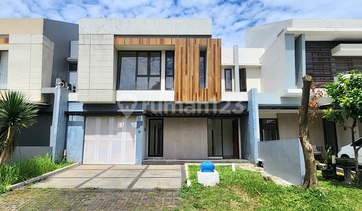 Rumah Luas di The Eminent BSD Depan Taman Cluster di BSD City