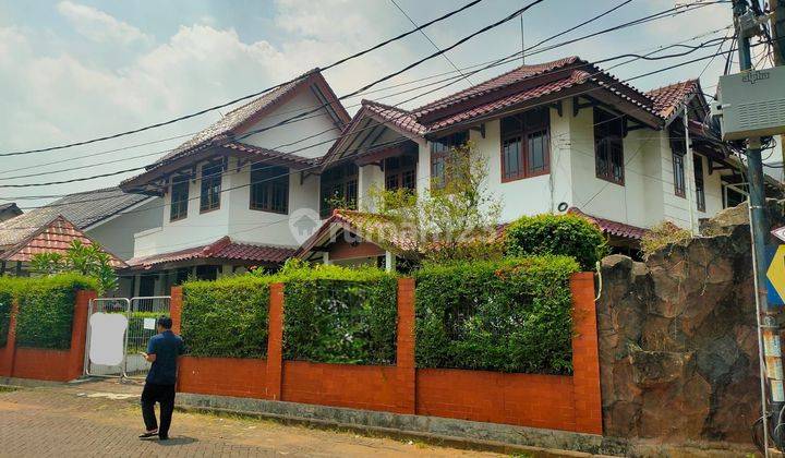 Rumah Hook di Jalan Utama Villa Melati Mas 1